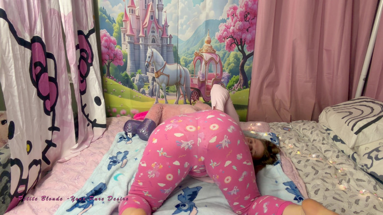 Petite blond your pure desire: Üvey babam, birkaç görev yaptığımda bana yeni bir telefon alacak