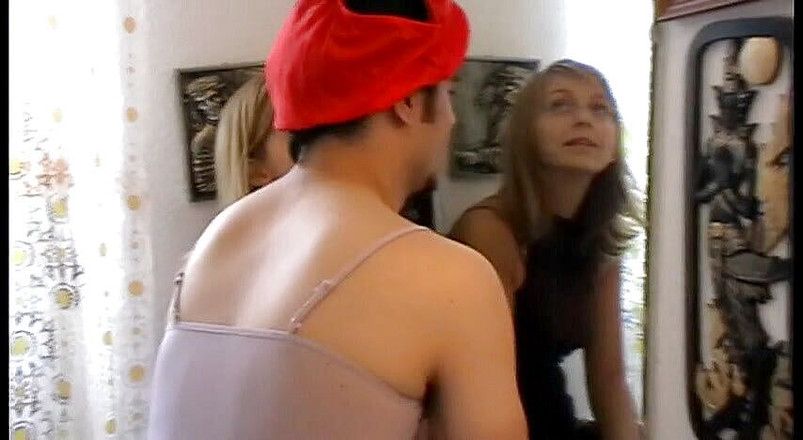 Femdom Austria: Sklave in dessous befiehlt, das haus zu putzen