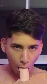 俺のチンポのしゃぶり方、好きかい?うーん、美味しい、今度はお前のチンポの番だ