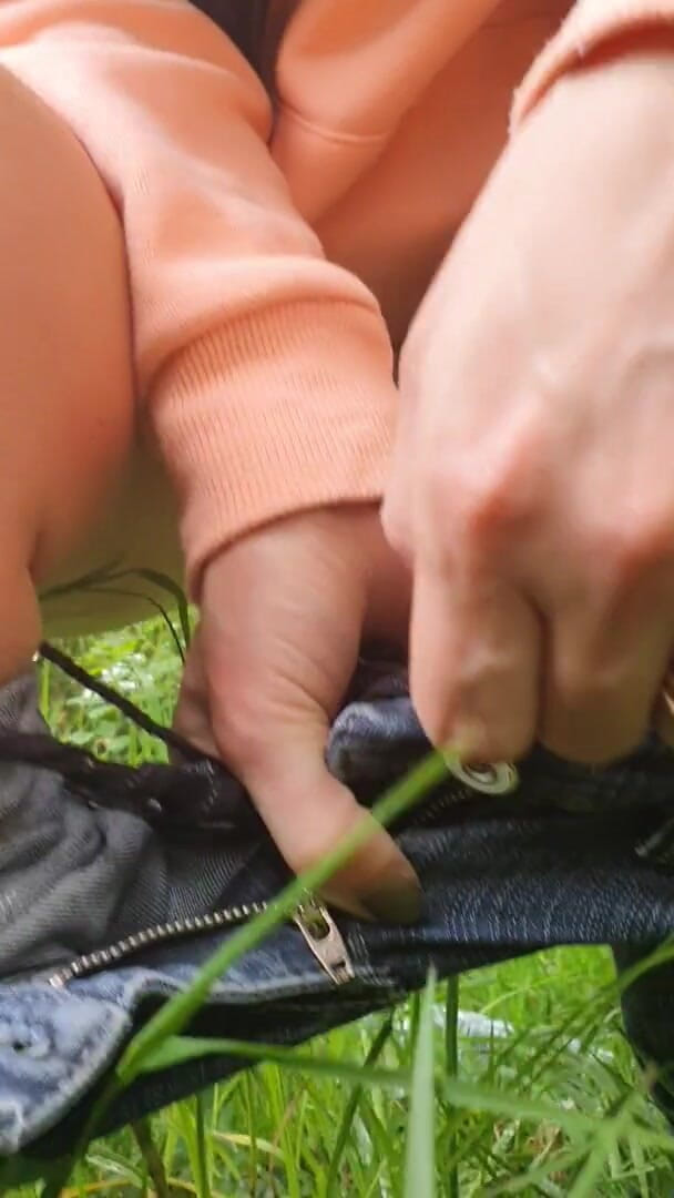 Serenexx: जंगल में फटाफ़ट पेशाब