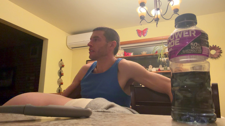 Alpha stud 4 u: Böj Emo -flickan över köket. Pall i ljust luftigt kök smutsigt samtal...