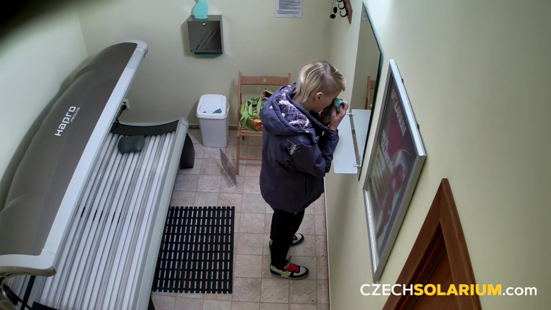 Czech Solarium: České solárium 54: Blonďatá mladá žena se svléká a ukazuje svou kundičku