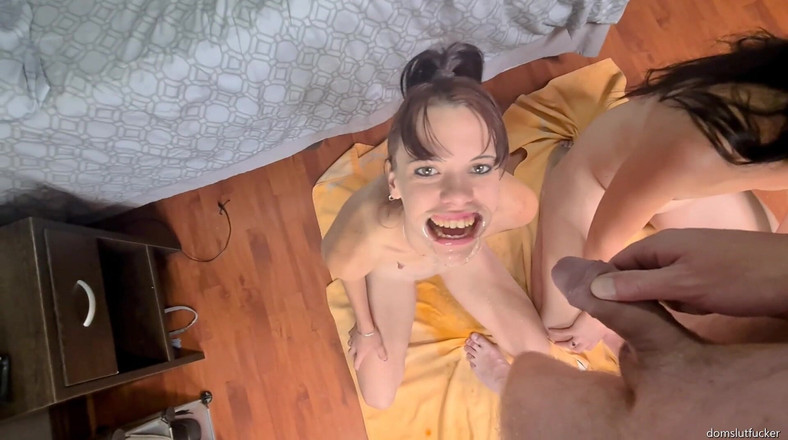 domslutfucker: 唇のリトラクターをつけている間に、二人のビッチが私のおしっこを愛している