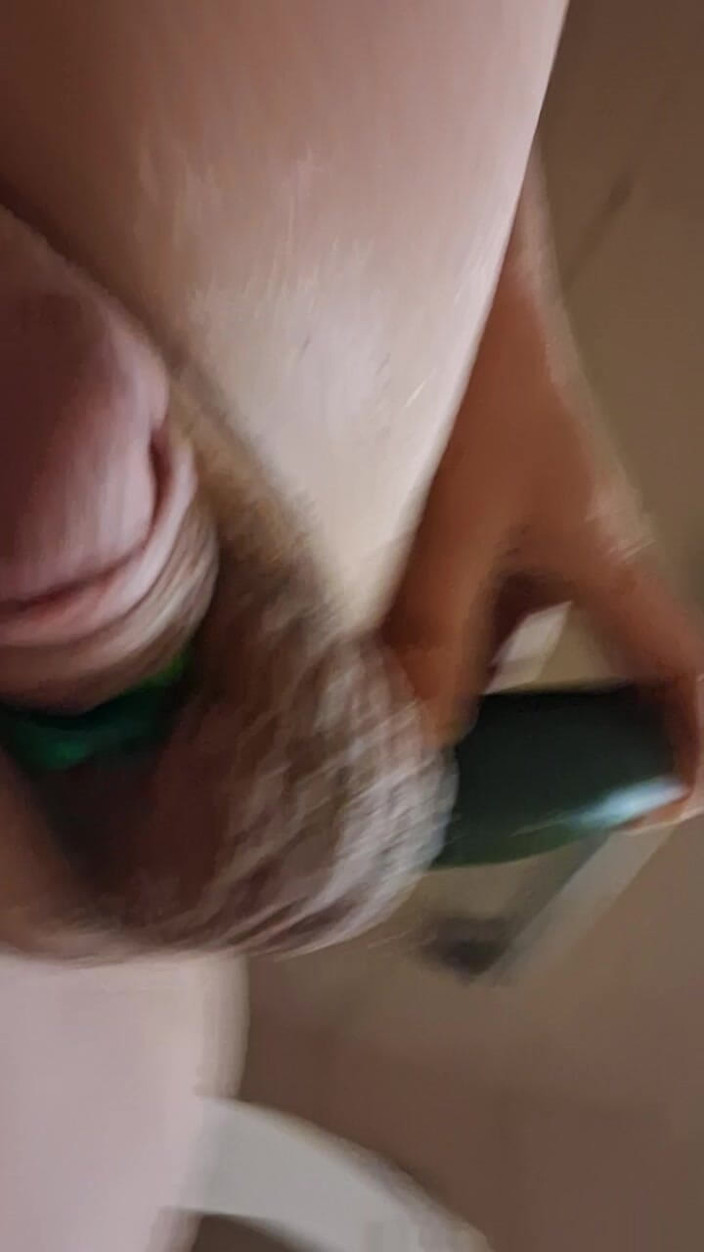 BottomBoyDougie: Đụ lỗ của tôi với một quả dưa chuột