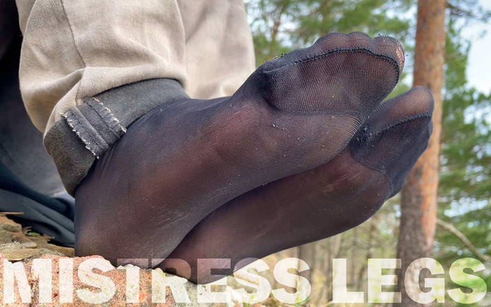Mistress Legs: 찢어진 땀에 젖은 검은 색 나일론 양말로 숲에서 괴롭히는 발
