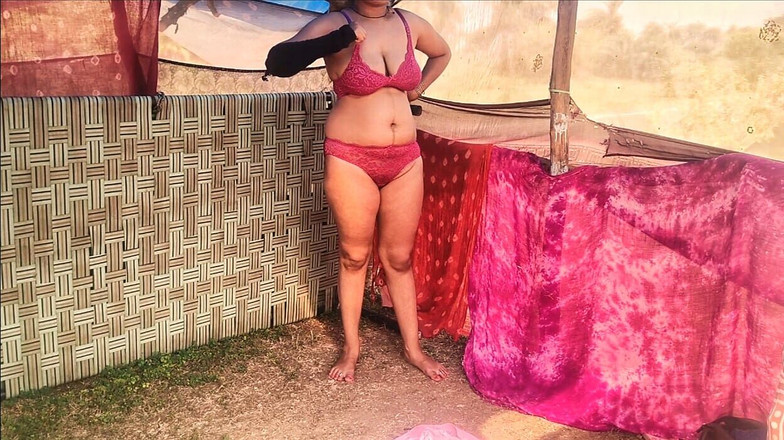 Abhikshasexvideos: Hintli üvey anne dışarıda sikiliyor