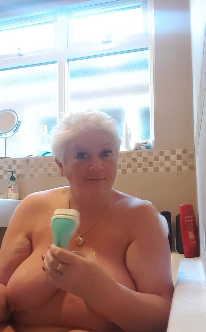 Uk Joolz: そして今、私たちはお風呂で最高の部分に来て、次の訪問者のために彼女を素晴らしく滑らかにします