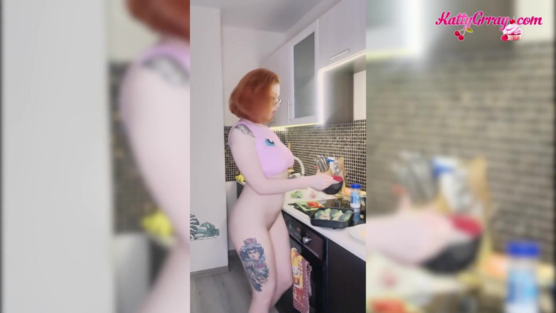 Katty Grray: Красивая тинка готовит голышом после пробуждения
