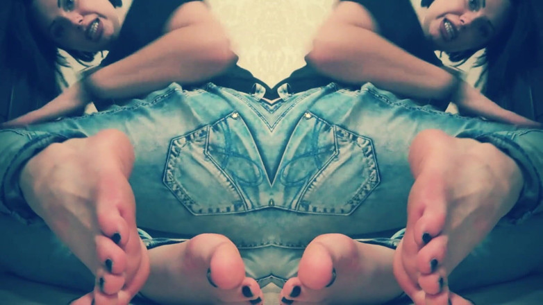 Goddess Misha Goldy: Pies descalzos en jeans instrucciones de paja