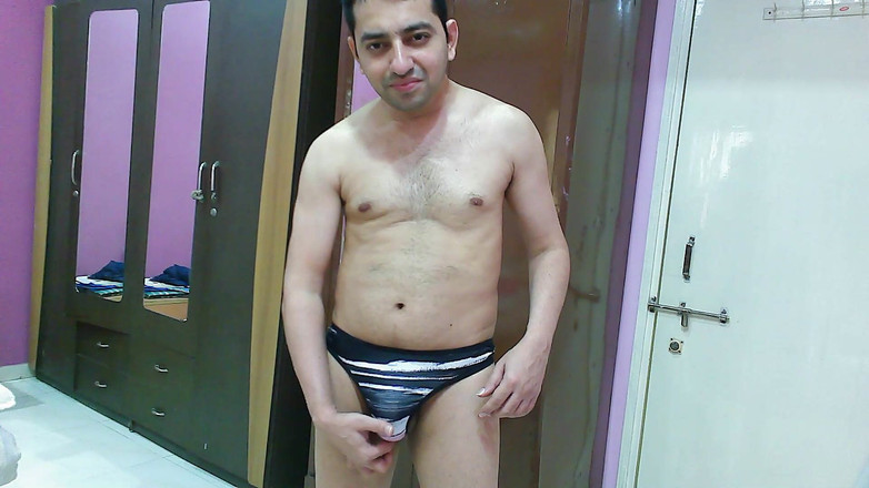 Cute & Nude Crossdresser: Heißer nackter junge, der seinen neuen sexy, mehrfarbdruckten tanga ausprobiert.