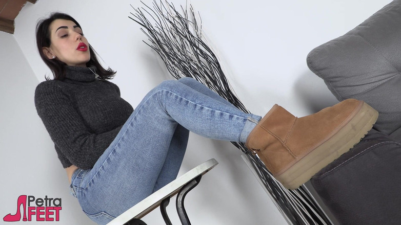 Foot Fetish HD: Enastående mörkhårig brud Petra förför med sina fantastiska fötter och...