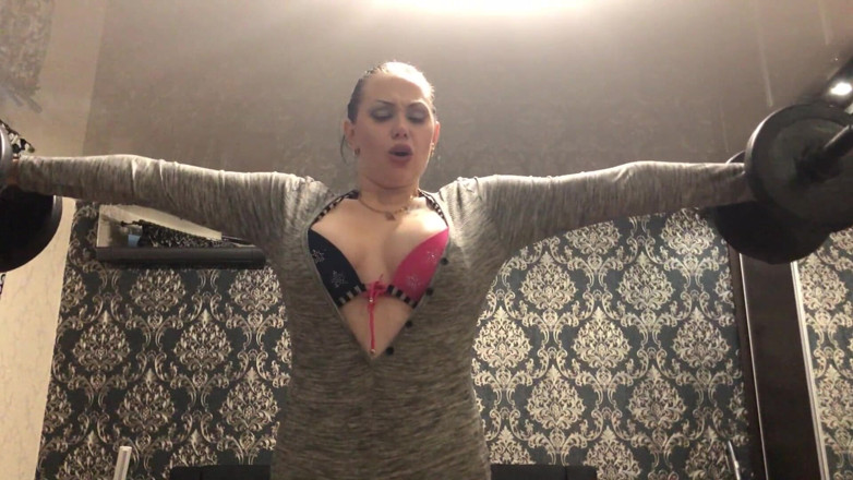 Goddess Misha Goldy: Un forte allenamento e adorazione dei muscoli! Motivazione e dominazione...