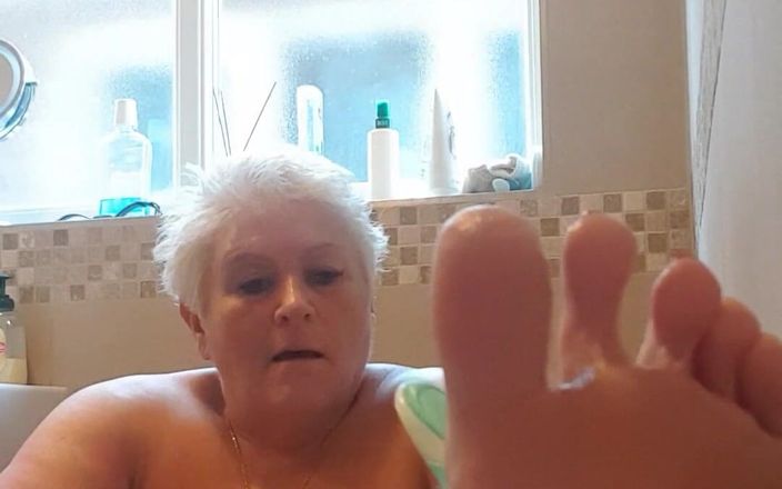 UK Joolz: Shaving in the bath, you going to help?