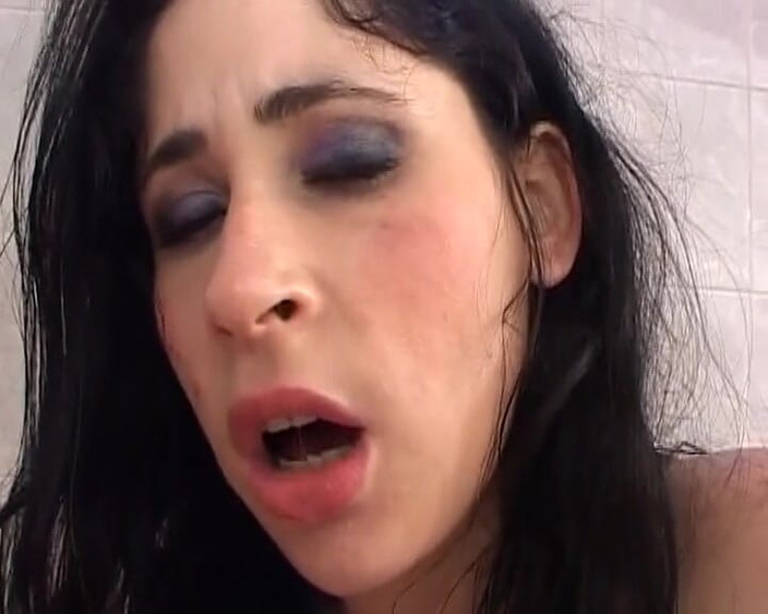 Deutsche Madchen: हॉट जर्मन चोदने लायक मम्मी अकेले मूतना एक्शन का मजा लेती है