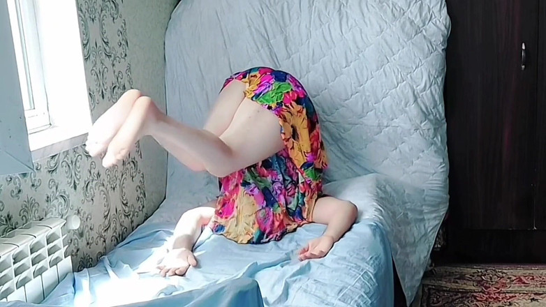 Kitty_Cross: Une tapette adorable ajuste son bandeau avec une fille qui...