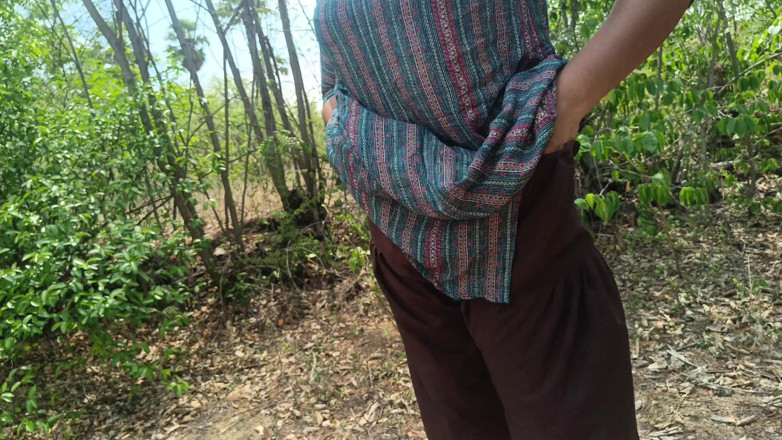 Magilmathi: 야외 숲에서 주부 유방 짜내는 배다른 아들