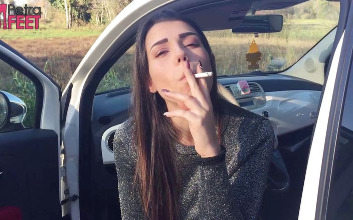 Smokin Fetish: Gorgeous babe smokes a cigar outdoors