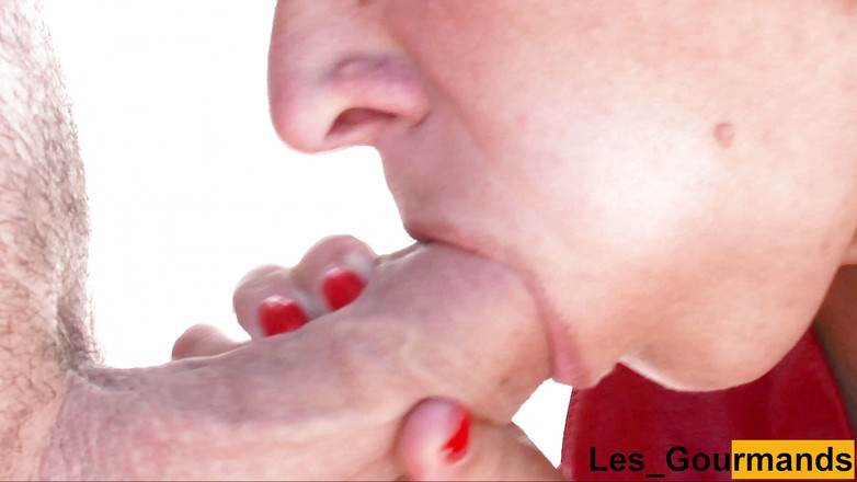 Les Gourmands: MILF in abito di pelle rosso sexy fa un pompino...