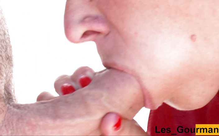 Les Gourmands: सेक्सी लाल चमड़े की पोशाक में चोदने लायक मम्मी क्लोज-अप लंड चुसाई देती है और अपने हाथों से खेलने के लिए वीर्य निगलती है