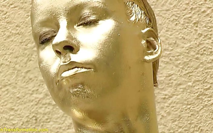Fetish Islands: Verrücktes, goldmetallisch bemaltes, vollbusiges statuenmädchen im freien