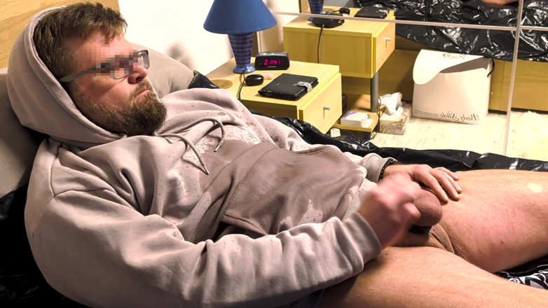 Alex Butt: Alex Pisses on His Beard and Clothing