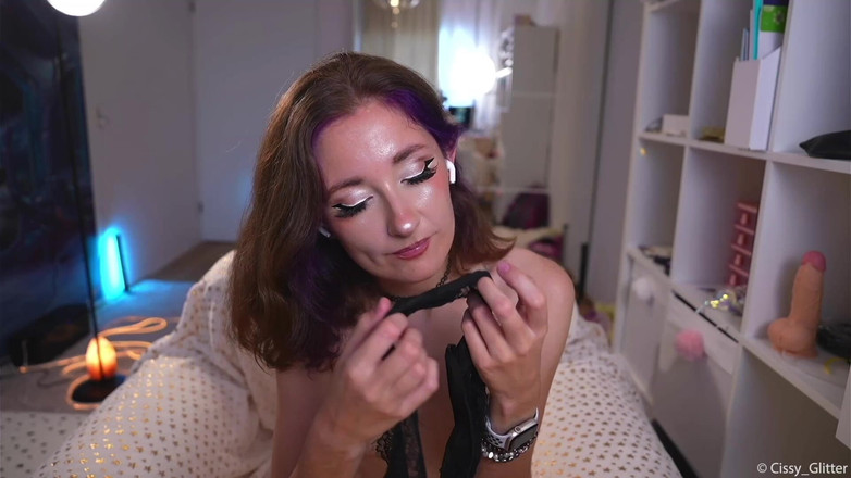 Cissy Glitter: Ich lecke und spiele mit meinem schmutzigen höschen