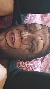 Sissy kencing dan menggoyangkan wajahnya