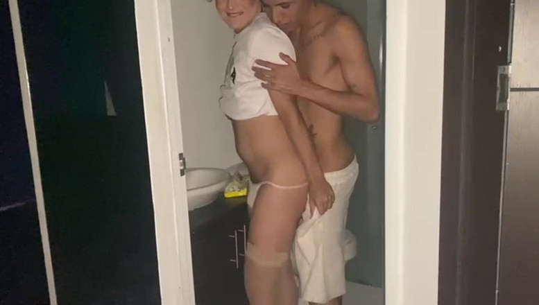 KenPrince: Femboy spielt im Badezimmer und wird von dem Typen, den...