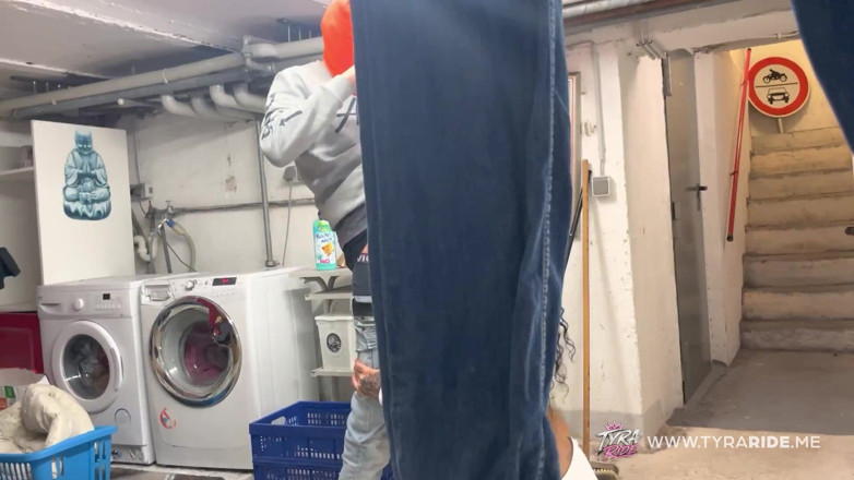 TYRARIDE: Milf tatuada secretamente utilizada por dos hombres en el sótano