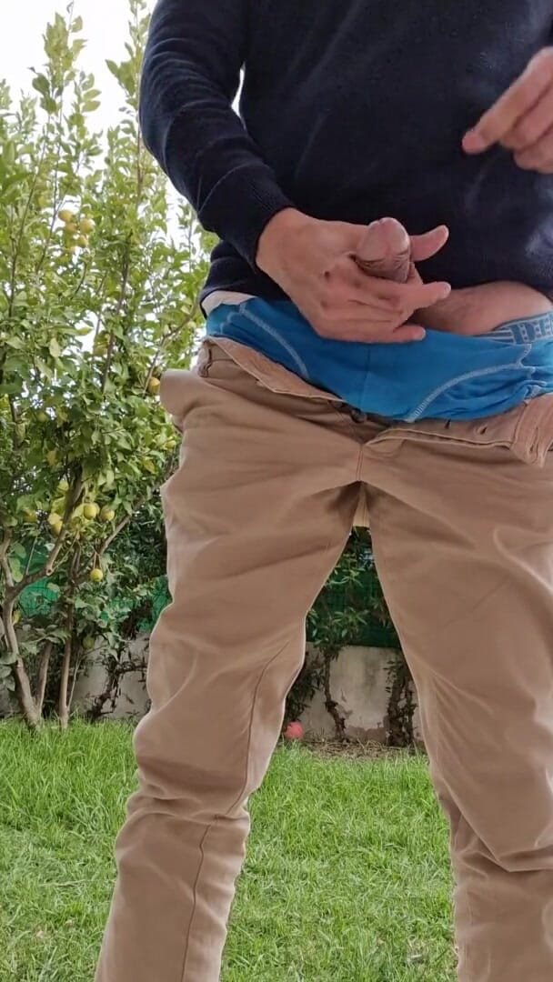 Rafael Torreano: Rapidamente se masturbando no Jardim