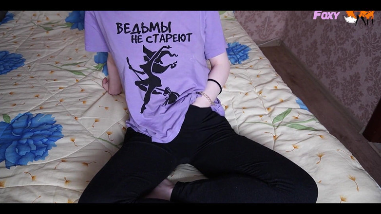 VioletPurpleFoxy: Murid mungil ini lagi asik mainin toketnya sampai toketnya gondal-gandul...