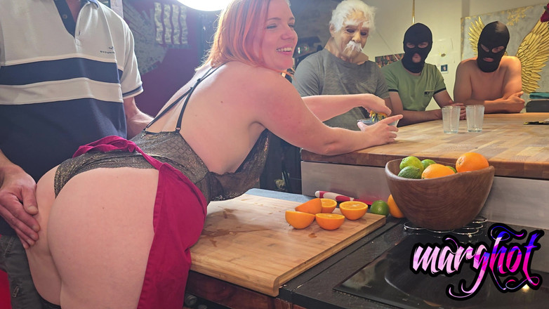 Sexymarghot: Сексуальну буфетницю трахають і трахають на кухні 6 голодних хлопців