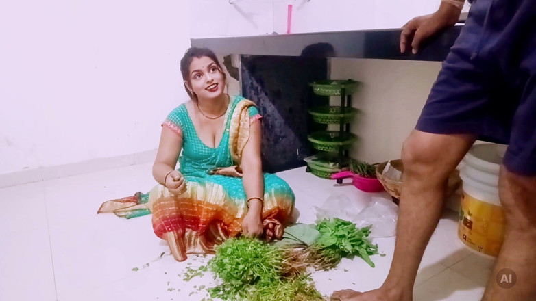 Riyagueen: Riya Bhabhi กําลังตัดผักในห้องครัว เด็กหนุ่มไปและทิ้ง Riya Bhabhi หลังจากตกลงกับเธอ