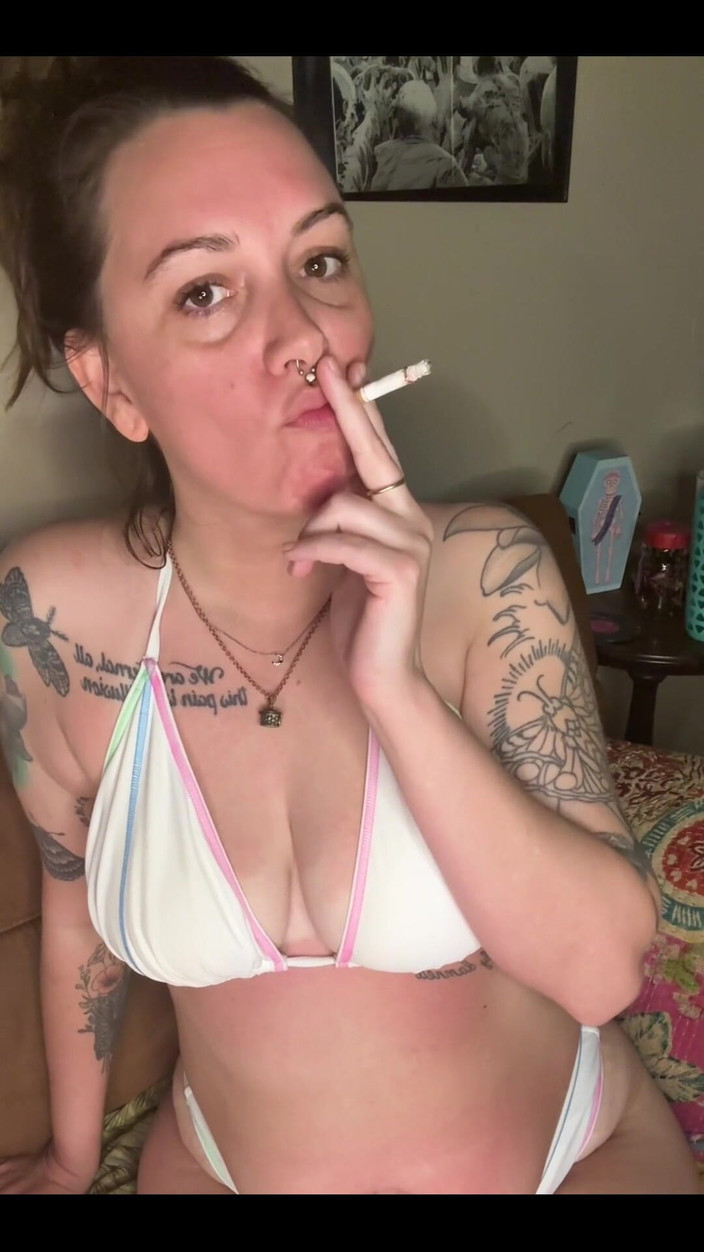 Chery Trees: 비키니를 입고 담배를 피우는 체리 나무