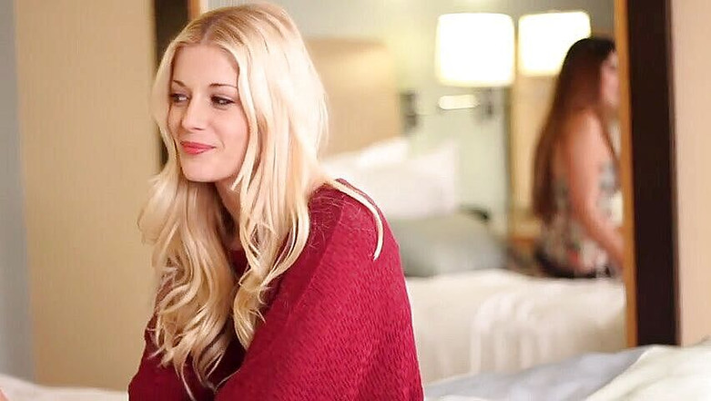 Lesbian Stories: Сладкие и молодые крошки наслаждаются сексом в гостиничном номере!