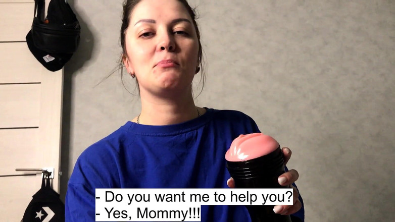 Calypso_gl: सौतेली मम्मी ने सौतेले बेटे को लंड हिलाते हुए पकड़ा