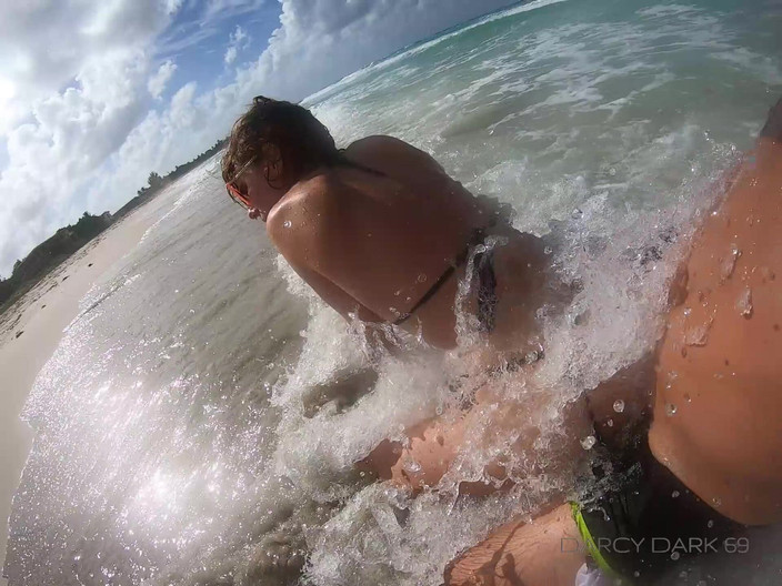 Darcy Dark: Berkongkek di pantai. Darcy Dark