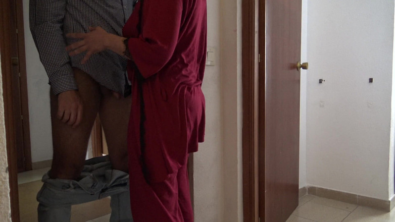 Stepmom Susan: Une femme infidèle laisse le livreur Amazon éjaculer dans sa bouche...