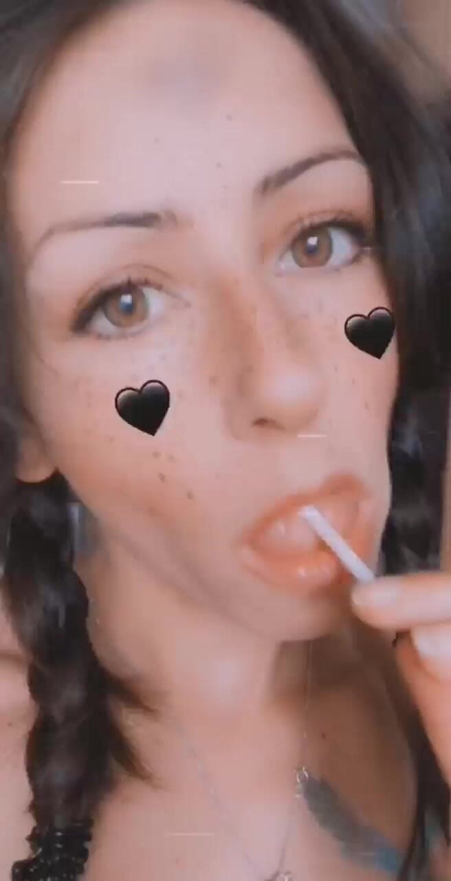 Maria Von Schnee: よだれを垂らすお菓子を食べる