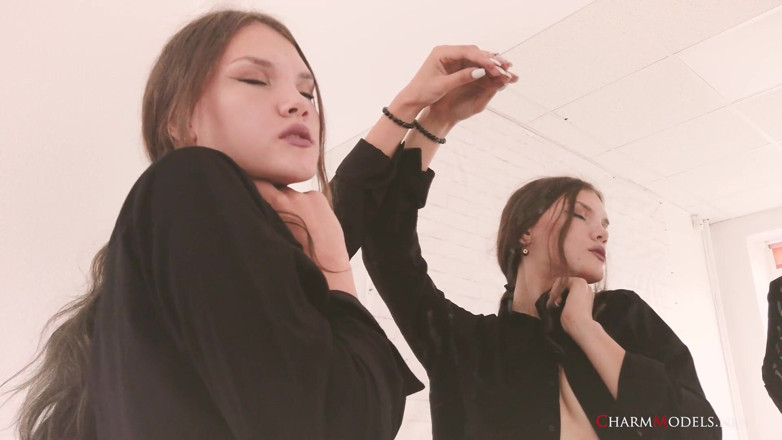 CharmModels: Model cu picioare lungi Polina la Oglindă în chiloți și video cu...