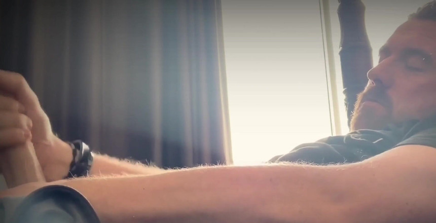 Dirty Talking Guy: 听我大声的朋友们在空余的房间里做爱...。再次！以为他们这样做只是为了挑逗我！