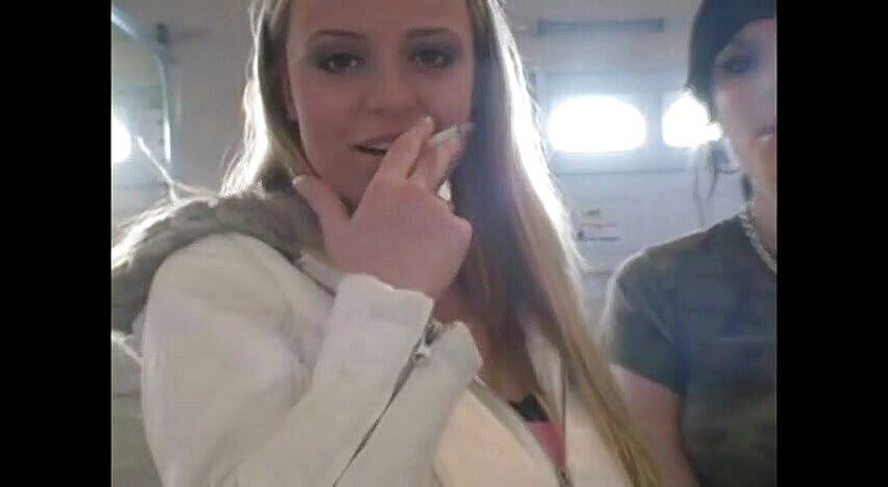 Femdom Austria: 淫荡少女抽烟的特写视频