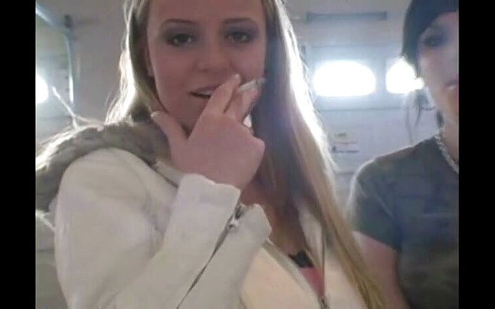 Femdom Austria: Versaute teenager rauchen eine zigarette in nahaufnahme, video