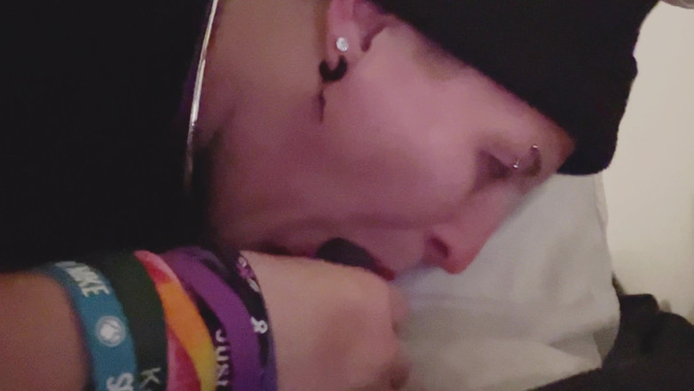 Thekookiejar: 壮男小妞第一次尝试鸡巴并鸭她的男性好朋友