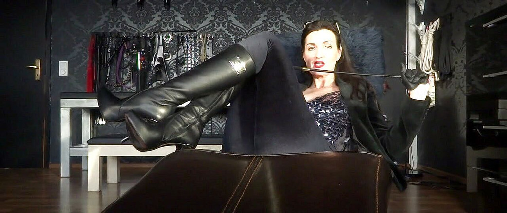 Lady Victoria Valente: 俺の革のブーツを舐めろ、ビロード奴隷!