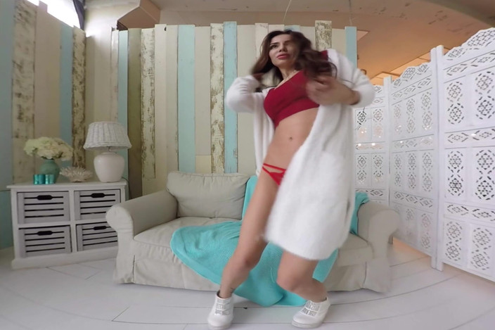 StasyQVR: În formă, brunetă țâțoasă se dezbracă