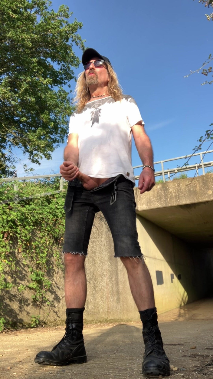 Longhairdude: Longhairdude Wanks and Cums at the Underpass