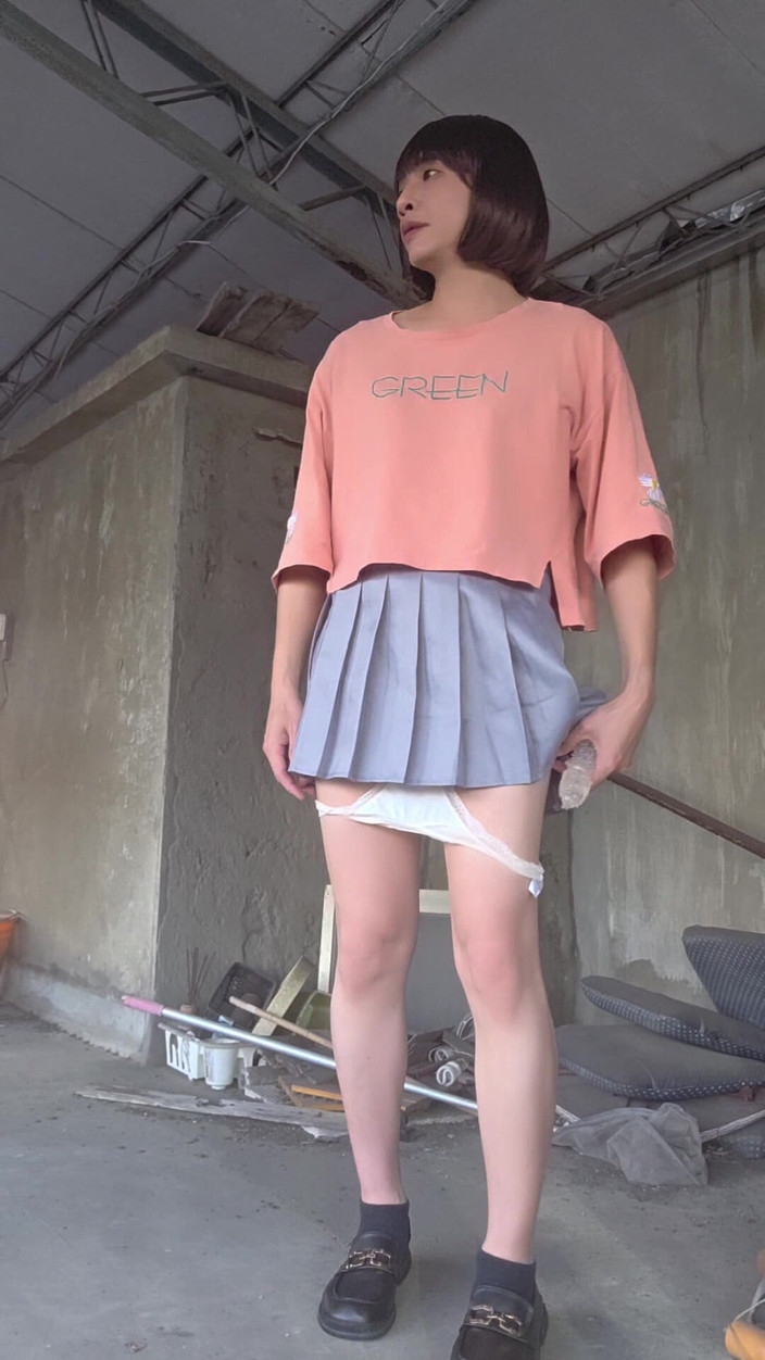 Taiwancdgirl: 百折裙搭配白色内裤，在露台插入肛塞