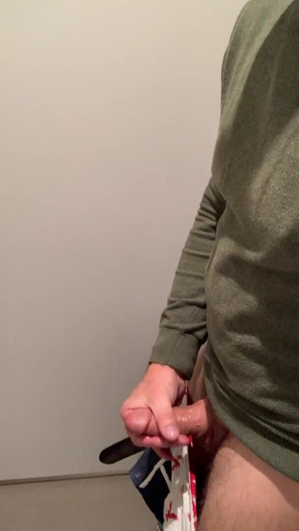 TJenner: Horny, so I jerk-off in the airport bathroom