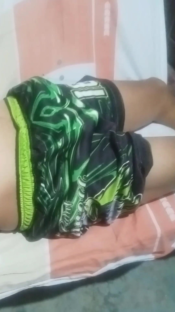 Talahib23: O pênis gordo de um jovem trabalhando na fazenda